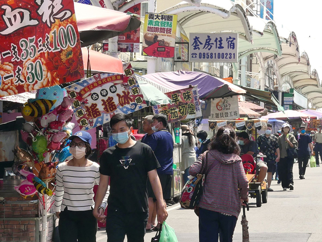 旗津大街人潮回笼，商圈买气再现。（照片提供/高雄市政府经济发展局）
