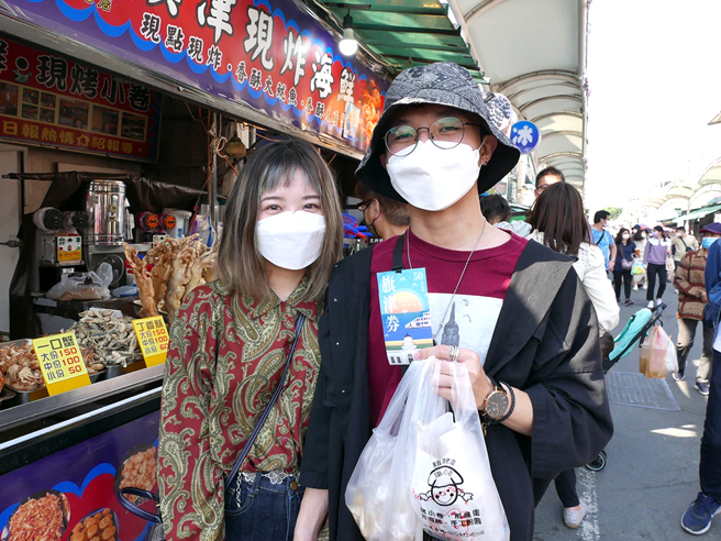 游客们拿到旗津券后，开心在旗津消费。（照片提供/高雄市政府经济发展局）
