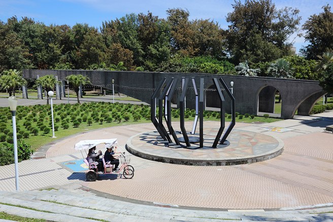 迎接游客，市府积极整建旗津观光硬体设施，提升旅游环境品质。(摄影/Carter)
