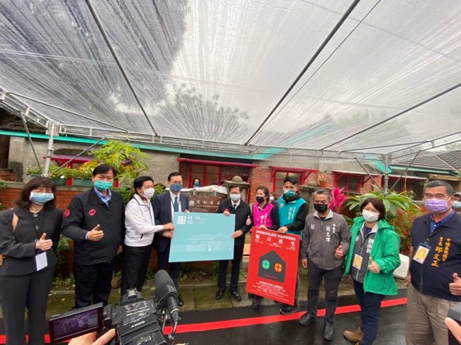 元智大学团队将进驻马祖新村，民进党前立委郑宝清（左3）邀请民眾前往走走，体验老文化新气象。（图／翻摄自郑宝清脸书）