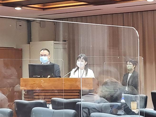 今日上午為教育與文化委員會，原定文化部長李永得要出席備詢，但因為他目前在家隔離，由文化部次長蕭宗煌（左一）、李靜慧（左二）代為出席和回答。（李欣恬攝）