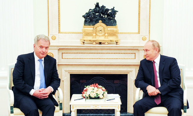 芬兰、瑞典宣布有意加入北约（NATO），俄罗斯外交部16日回呛不会容忍。图为2019年10月普丁接待芬兰总统尼尼斯托（Sauli Niinisto）的画面。（资料照／TPG、达志影像）