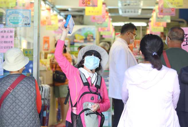 陈时中今表示，正调查长照机构对快筛试剂的需求，将以有偿方式拨用。图为民眾买快筛照。（图／示意图，记者张铠乙摄影）