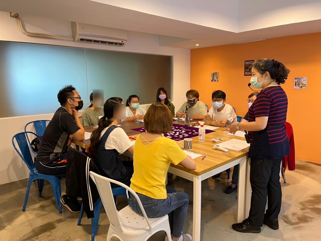 家庭照护者也需要支持，透过团体的力量彼此分享、经验交流，同时进行各种学习课程和舒压活动，有助于帮照护者减轻压力。(图片提供/高市府卫生局长期照护中心)
