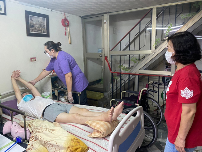 家庭照护者也需要支持，透过团体的力量彼此分享、经验交流，同时进行各种学习课程和舒压活动，有助于帮照护者减轻压力。(图片提供/高市府卫生局长期照护中心)
