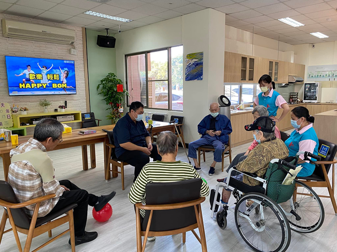 喘息服务在专业协助下，往往能让照顾者与被照顾者获得安心、满意的回馈。(图片提供/高市府卫生局长期照护中心)
