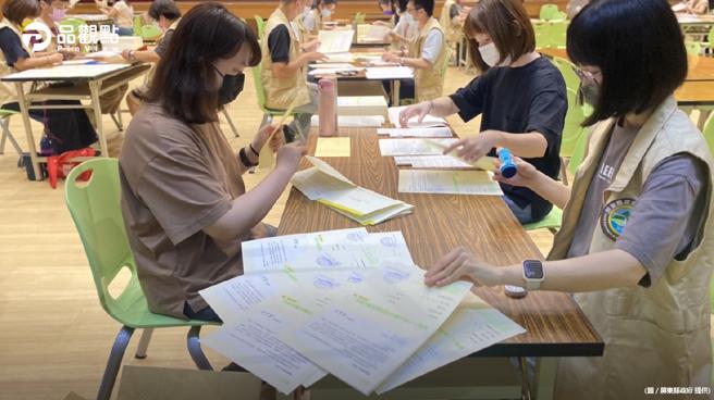 品觀點│弱勢人道關懷!   屏東發放低收入快篩劑兌換券及街友快篩劑。（品觀點提供）