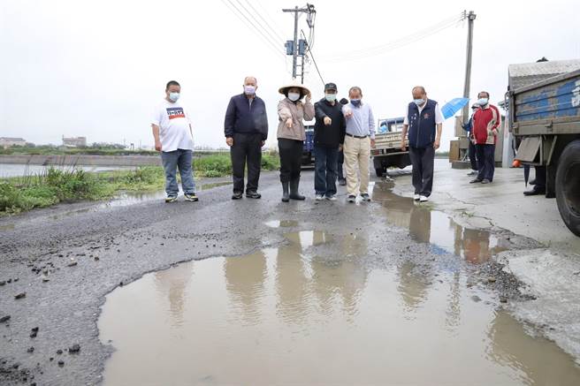云林县政府为协助口湖乡发展智慧养殖，争取2000余万整修养殖区道路。（张朝欣摄）