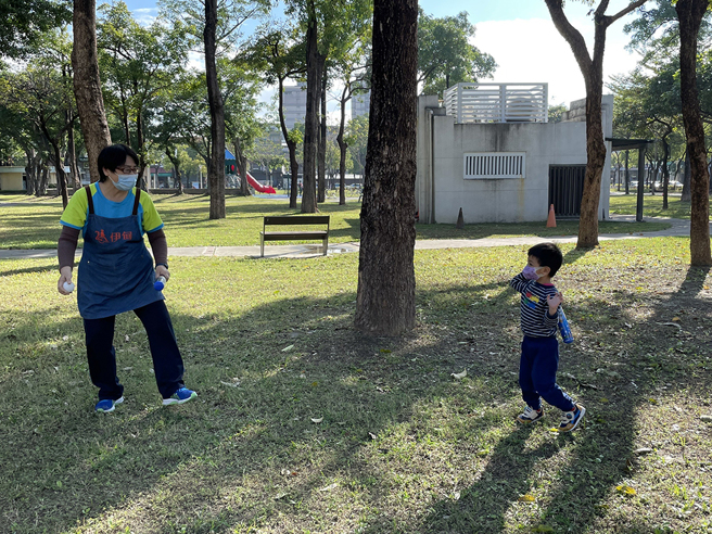 孩子在自然的环境中学习成效更佳，让早疗服务走入社区与邻里，帮助慢飞天使透过大自然快乐学习、幸福成长。(图片提供/财团法人伊甸社会福利基金会)
