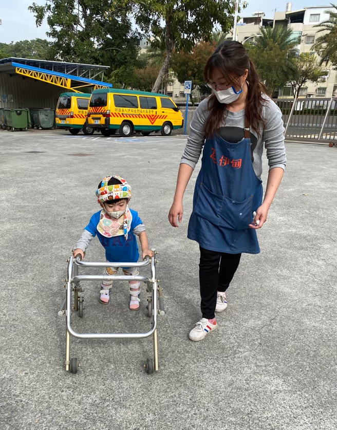 针对肢体发展障碍的孩子，步行训练可改善肌肉张力，此外跪姿、坐姿、站立为主的各种专项训练，可增强迟缓儿的姿势和肢体平衡。(图片提供/财团法人伊甸社会福利基金会)
