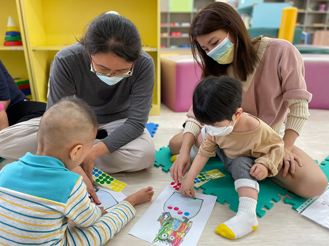 迟缓儿需要家庭的关怀与陪伴，早疗中心的课程中，让家长学习到如何帮助孩子，让孩子多多练习成长。(图片提供/财团法人伊甸社会福利基金会)
