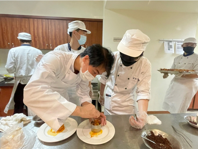 义大餐旅系从大一开始培育学子基本功，大二衔接实务课程，鼓励学子发挥课堂所学展现真功夫（照片：义守大学提供）。
