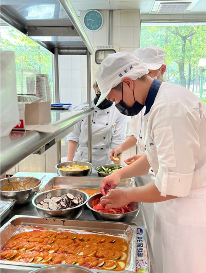 义守大学「观光餐旅学院」校内实习FUN很大，学子从课程中做中学，实际体验开店当老板的甘与苦（照片：义守大学提供）。