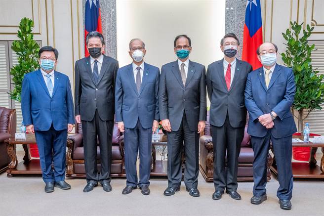 监察院副院长被提名人李鸿钧今下午前往立法院拜会院长游锡堃。（游锡堃办公室提供）