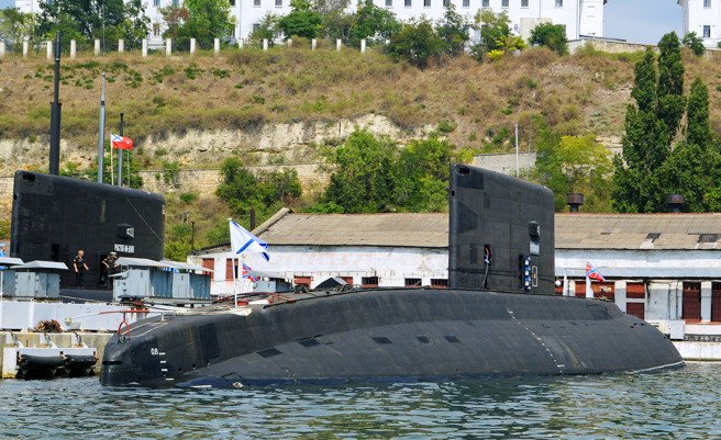 俄罗斯黑海舰队636华沙之歌（Varshavianka）级柴电潜舰B-265「克拉斯诺达尔」号（Krasnodar）2018年7月停泊在克里米亚（Crimea）塞凡堡（Sevastopol）港内的资料照。（达志影像/Shutterstock）