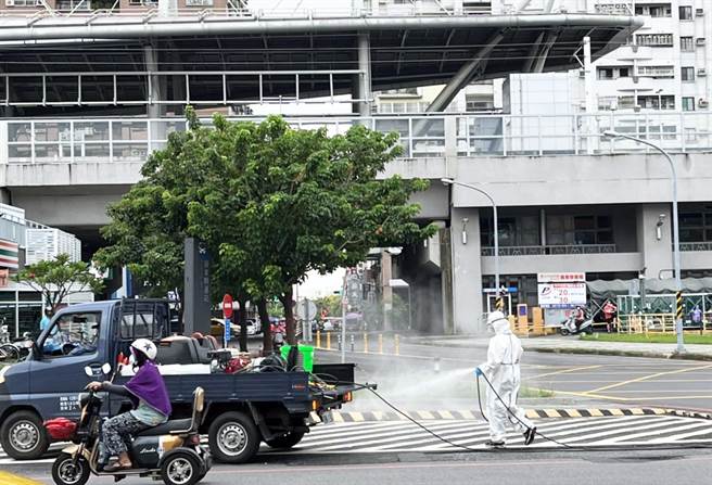 全台疫情持續延燒，屏縣在人潮出入頻繁地點持續清消。(林和生攝)