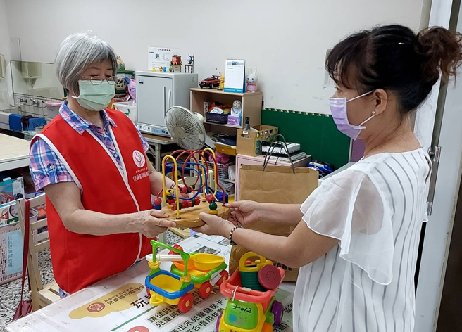 帮二手玩具找新家，减少丢弃的玩具量，兼具环保爱地球、又可以送爱心帮助更多弱势儿童。(图片提供/高雄市政府社会局)
