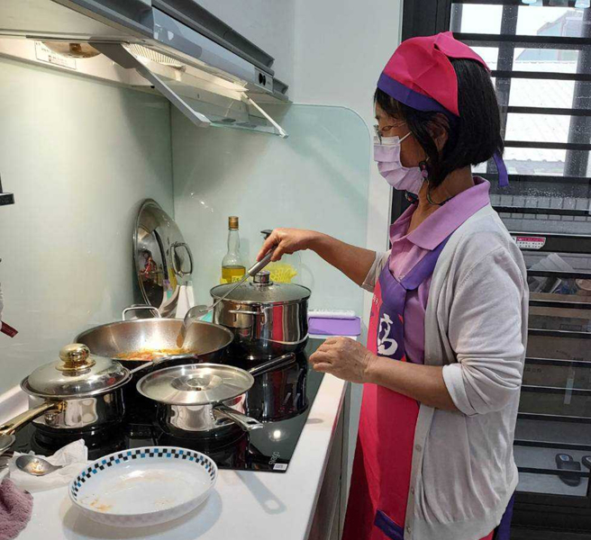 到府坐月子服务，除了协助妈妈照顾小宝宝、从事简单家务外，服务员也会帮忙烹煮月子餐，让妈妈在家安心调养身体。(图片提供/高雄市政府社会局)