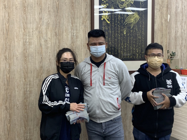 永恒天诗直播平台抽奖，2名买家各中150万。(戴志扬翻摄)