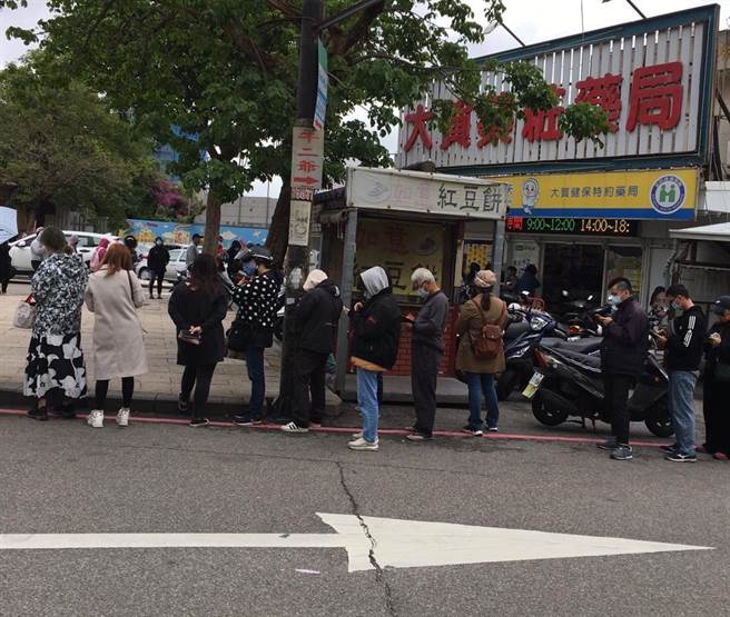 金门今天新增102例确诊，快筛剂贩售据点仍可见排队人潮。（李金生摄）