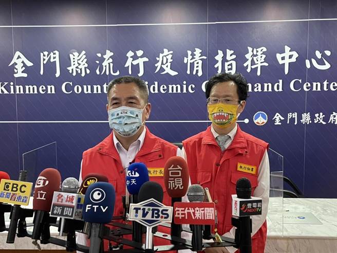 金门今天新增102例确诊，县府秘书长陈祥麟、县卫生局长李锡鑫下午直播说明最新疫情状况。（县府提供）