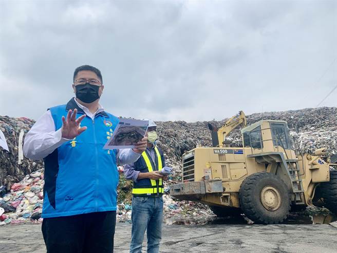 南投县环保局长李易书，视察垃圾处理情况。（廖志晃摄）
