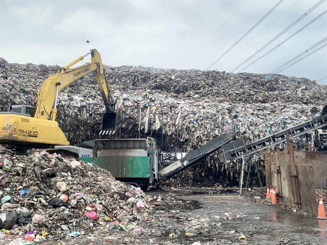 南投县垃圾外运不易，堆积如山。（廖志晃摄）