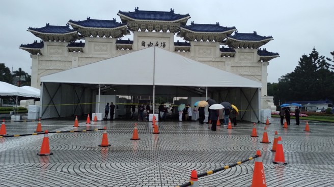 北荣「车来速」看诊、採检、领药一站式服务，明起中正纪念堂正式启用。(北荣提供)