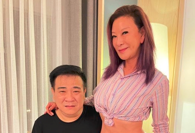 杨绣惠(右)深夜在脸书晒出与白云(左)合照，说「在一起」掀起各界关注热议。（图／取自杨绣惠脸书）