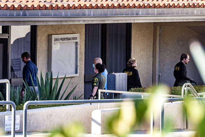 美国南加州的日内瓦长老会教堂（Geneva Presbyterian Church）15日爆发枪击。图为执法人员在教堂进行调查。（图／美联社）