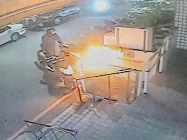 蔡姓男子放火烧燬邮局旁的无障碍升降机挡板。（翻摄画面）