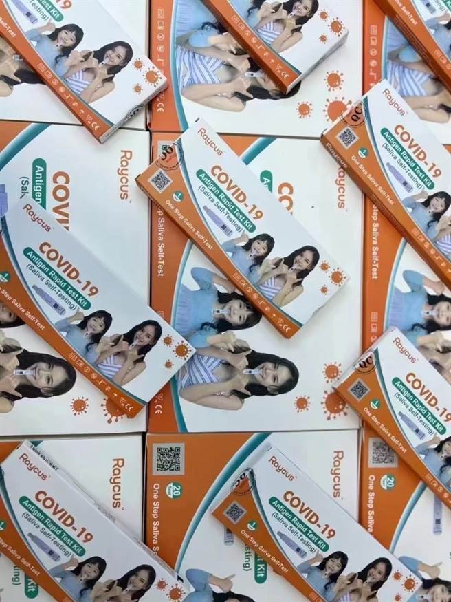 唾液快筛选择多更多；透过香港草莓网平台跨境电商买唾液快筛，不仅免排队，品牌、包装选择更多，单剂唾液快筛平均价格约120元。(草莓网提供)