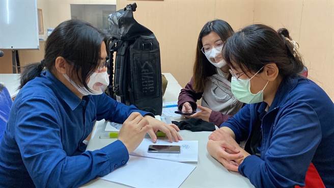 疫情严峻，口罩使得听损者更难清楚辨识对话交谈内容，配戴透明口罩，有助单侧听损者更快更容易理解对方说了什么。（中彰投分署提供／谢琼云台中传真）