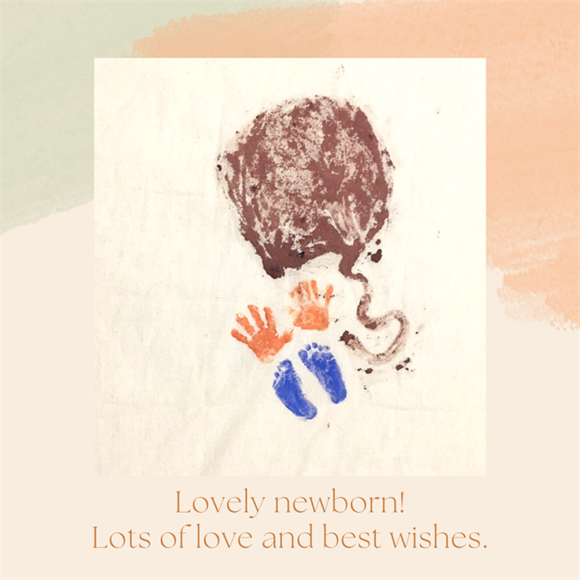 傅姓产妇生产后，亲自替进行胎盘拓印，留下宝宝人生中唯一的一幅胎盘拓画。（高雄市立联合医院提供／袁庭尧高雄传真）