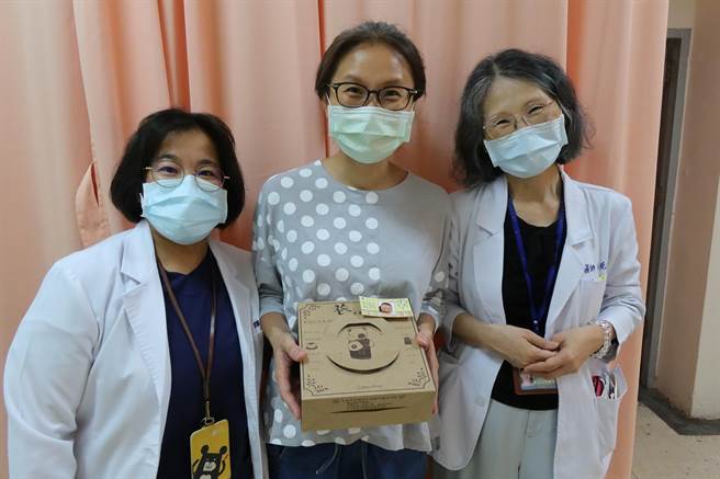 傅姓产妇（中）以自身经歷鼓励所有准妈咪「生产不是生病，请勇于参与自己的生产决策」。（高雄市立联合医院提供／袁庭尧高雄传真）