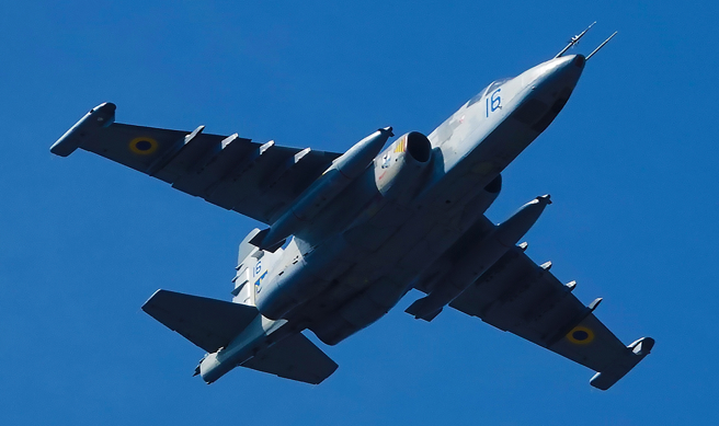 乌克兰苏（Su）-25战机2021年 8月24日在首都基辅上空飞行的画面。（达志影像/Shutterstock）