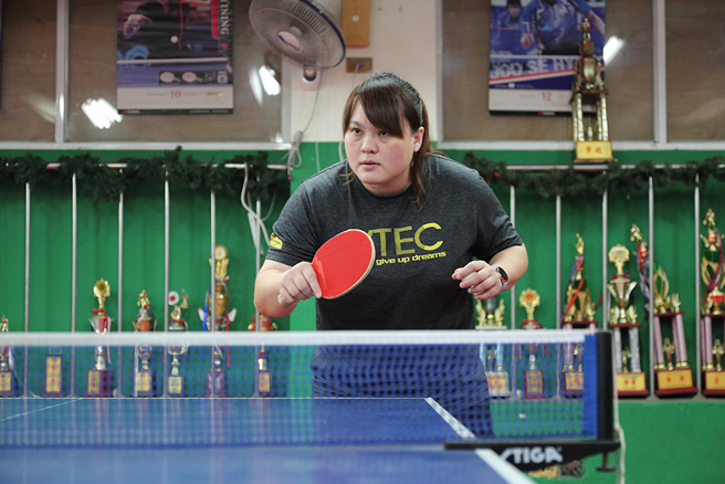 一站上球場，蔡貴蘭教練的眼神立刻改變。(攝影/Carter)
