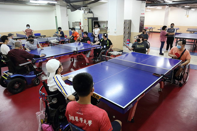 蔡貴蘭教練認為桌球運動也是種復健，在身體及精神層面都能帶給身障者正面影響。(攝影/Carter)
