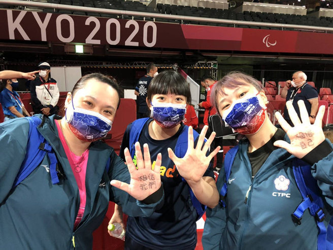 蔡貴蘭教練（左）、田曉雯（右）和林姿妤（中）上場比賽前在手心寫下文字，給彼此鼓勵。(圖片提供/蔡貴蘭老師)
