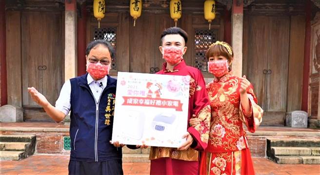 台中市府去年在磺溪书院举办市民与公教人员联合婚礼，民政局长吴世玮（左）表示，「大肚」谐音，献上「早生贵子」满满祝福。（资料照／卢金足台中传真）