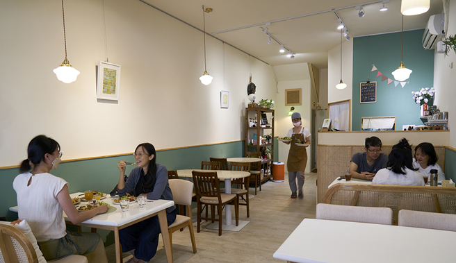 绿意植栽引路，走进「夏夫小农」清新简约的用餐空间。(摄影/Cindy Lee)
