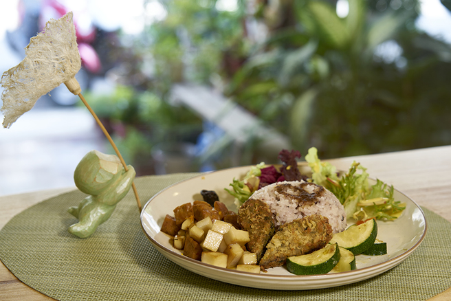 「天贝」被称为超级食材，为豆类加入菌粉发酵制成，富有蛋白质及维生素B1。(摄影/Cindy Lee)
