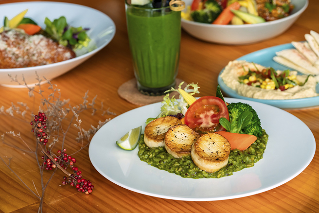 「经典干贝青酱薏仁炖饭」以新鲜杏鲍菇刻花煎烤，外型如同干贝，青酱则每日以新鲜九层塔、松子和橄榄油制作，风味浓郁。(摄影/Cindy Lee)
