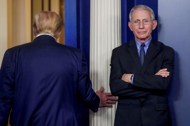 (左)美前总统川普、(右)美国「防疫队长」的佛奇(Anthony Fauci)。（资料照／路透社）