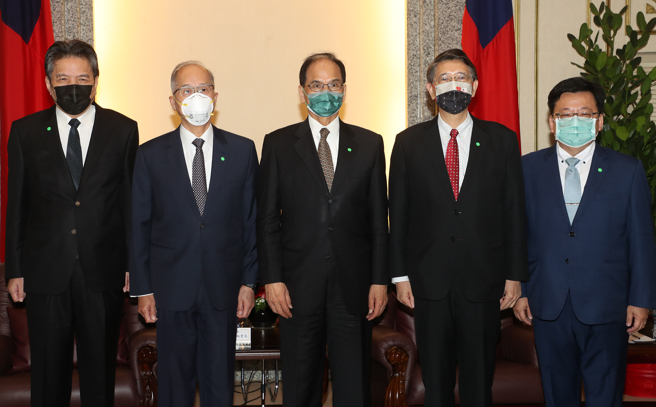 总统府秘书长李大维（左二）陪同监察院副院长被提名人李鸿钧（左）16日拜会立法院长游锡堃（中），并一起合影。（刘宗龙摄）