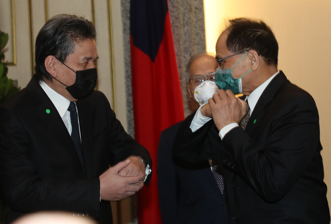 总统府秘书长李大维（中）陪同监察院副院长被提名人李鸿钧（左）16日拜会立法院长游锡堃（右），游锡堃与李鸿钧相互碰肘打招呼。（刘宗龙摄）