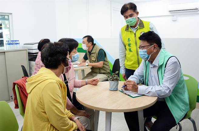 屏東縣長潘孟安（右）化身就服員，協助銀髮長輩就業諮詢。（林和生攝）
