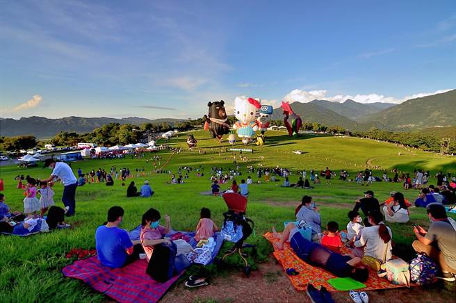 台东热气球嘉年华将从7月2日起一连举办45天，去年首度亮相的Hello Kitty造型球仍是球粉们「追球」的重点。 （庄哲权摄）