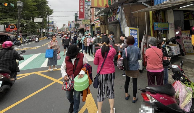 桃園市一名67歲吳姓老翁，15日下午在女兒陪同下，前往中壢區中山東路某藥局排隊買快篩，但他卻不明原因突然倒地不起不醒人事，消防隊獲報前往，緊急將人送往醫院，但到院前已經死亡。家屬傷心表示，老翁有心臟病、高血壓等相關病史，因為看到最近疫情嚴峻，也希望買快篩試劑回家自行檢測是否染疫，加上當天下雨氣溫又降溫，沒想到出門排隊因此而發生憾事。(呂筱蟬)