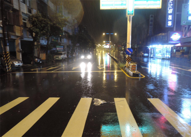 台中市南区五权南路与五权南一路口，16日凌晨发生一起死亡车祸。（读者提供／张妍溱台中传真）